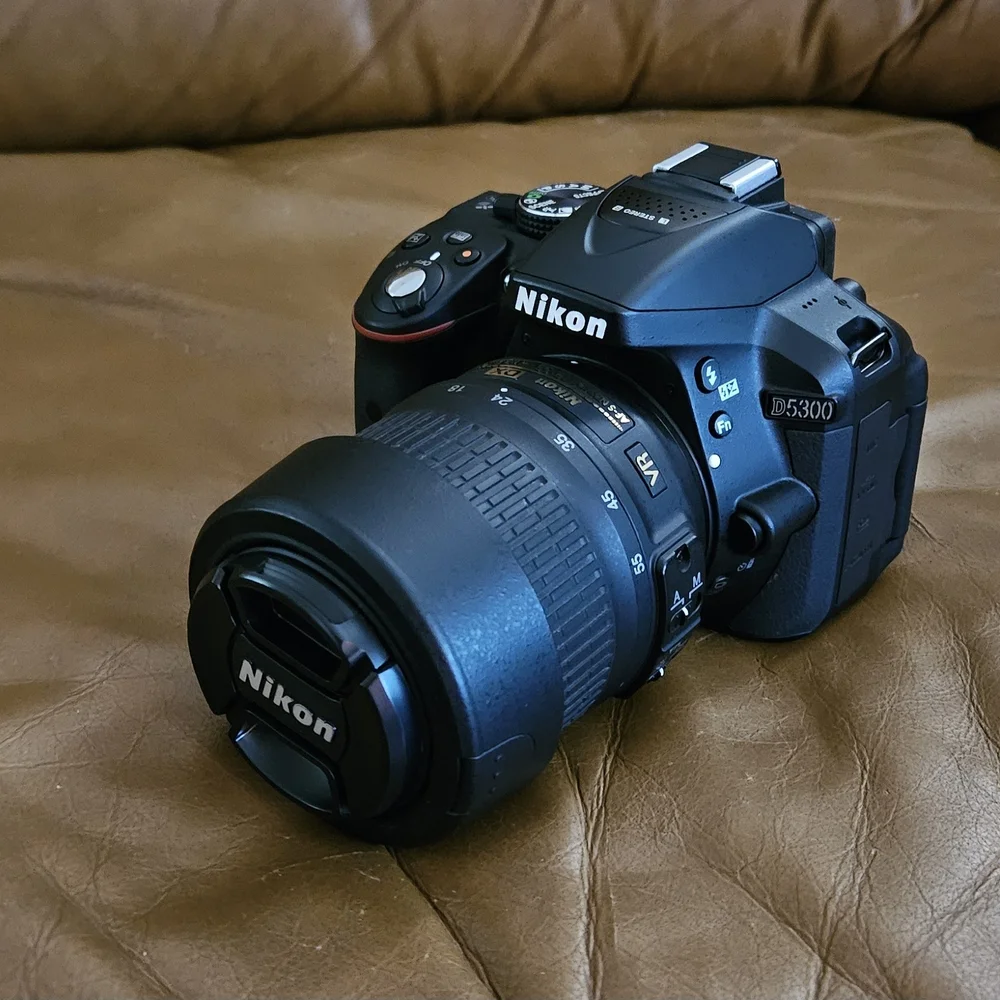Nikon D5300 DSLR Camera 24.2MP With 18-55mm VR Lens +Charger.